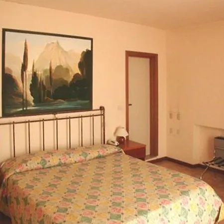 Hotel El Rancho 3*